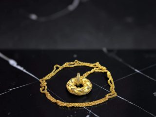 COLLAR CON DIJE  EN FORMA DE ARGOLLA, JOYERIA FINA DE BISUTERÍA DE ALTA RESISTENCIA Y DURABILIDAD.