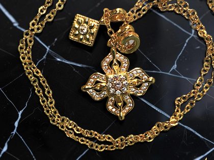 COLLAR CON DIJE CENTRAL EN FORMA DE FLOR, JOYERIA FINA DE BISUTERÍA DE ALTA RESISTENCIA Y DURABILIDAD.