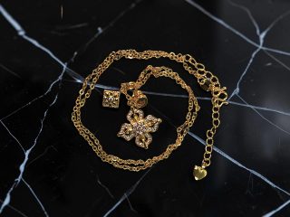 COLLAR CON DIJE CENTRAL EN FORMA DE FLOR, JOYERIA FINA DE BISUTERÍA DE ALTA RESISTENCIA Y DURABILIDAD.