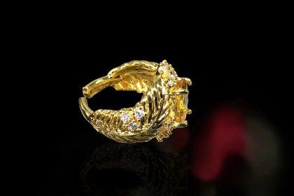 ANILLO CON DISEÑO FLORAL,  JOYERIA FINA DE BISUTERÍA DE ALTA RESISTENCIA Y DURABILIDAD.