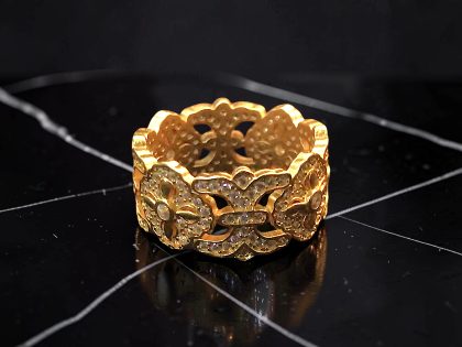 ANILLO DE BANDA ANCHA CON MOTIVOS FLORALES JOYERIA FINA DE BISUTERÍA DE ALTA RESISTENCIA Y DURABILIDAD.