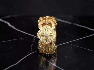 ANILLO DE BANDA ANCHA CON MOTIVOS FLORALES JOYERIA FINA DE BISUTERÍA DE ALTA RESISTENCIA Y DURABILIDAD.