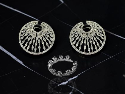 ANILLO FORMA DE CORONA - PENDIENTES DE SICO CALADO, JOYERIA FINA   CON INCRUSTACIONES DE ZIRCONIAS.