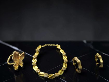 ANILLO CON FIGURA TRIDIMENSIONAL DE ALAS - PENDIENTES TIPO ARGOLLA - PULSERA DE ESLABONES,  JOYERIA  FINA EN  CHAPA  DE ORO CON INSCRUSTACIONES  DE ZIRCONIAS.