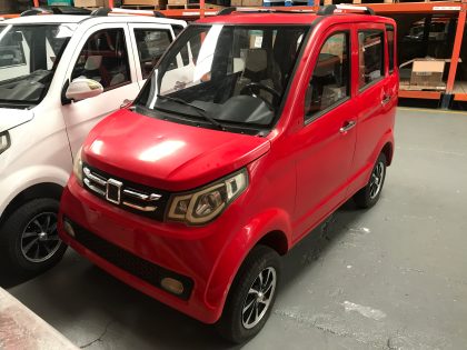 CARRO ELÉCTRICO ROJO.