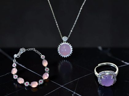 ANILLO CON CABUJÓN ROSA - COLLAR CON DIJE CABUJÓN ROSA -PULSERA CON CINCO CABUJONES ROSAS, JOYERIA FINA DE BISUTERIA DE ALTA RESISTENCIA Y DURABILIDAD.