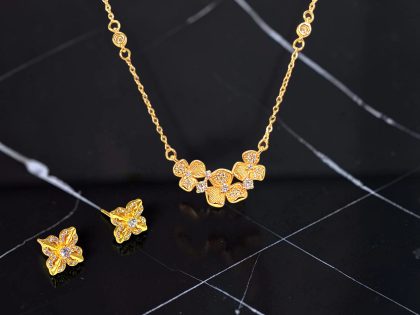 COLLAR DORADO CON  DIJE FLORAL Y CRISTALES BRILLANTES - PENDIENTES CON DISEÑO FLORAL, JOYERÍA FINA DE BISUTERÍA DE ALTA RESISTENCIA Y DURABILIDAD