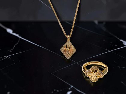 COLLAR DORADO CON DIJE DE FLOR - ANILLO CON  CUATRO BUCLES JOYERÍA FINA DE BISUTERÍA DE ALTA RESISTENCIA Y DURABILIDAD