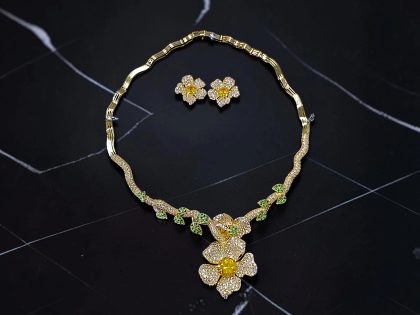 JUEGO DE COLLAR - PENDIENTE DE DISEÑO FLORAL, JOYERÍA FINA DE BISUTERÍA DE ALTA RESISTENCIA Y DURABILIDAD.