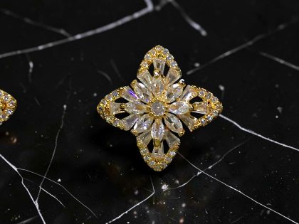 PENDIENTES CON SILUETA DE FLOR, JOYERÍA FINA DE BISUTERÍA DE ALTA RESISTENCIA Y DURABILIDAD.