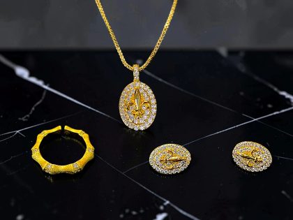 PENDIENTES DE SILUETA OVALADA - ANILLO - COLLAR CON DIJE OVALADO, JOYERÍA FINA JOYERÍA FINA CON INCRUSTACIONES DE ZIRCONIAS.