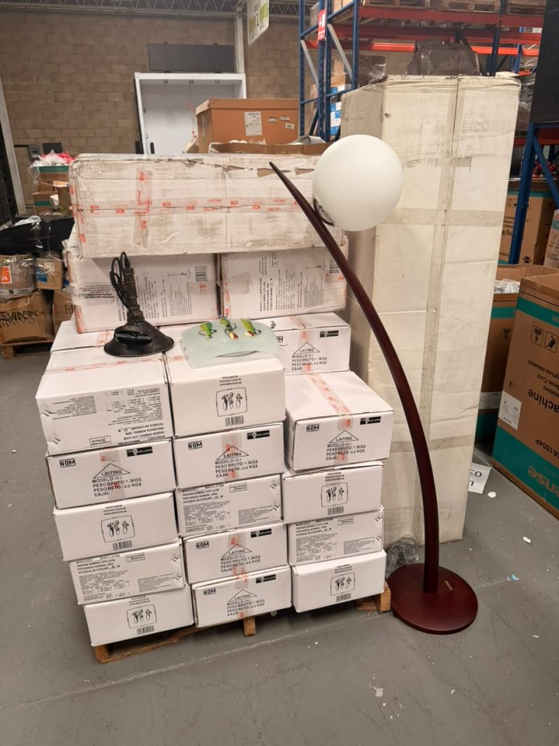 Lote conformado por 102 piezas luminaria laiting, modelos 852, R-Llave y D60-5028
