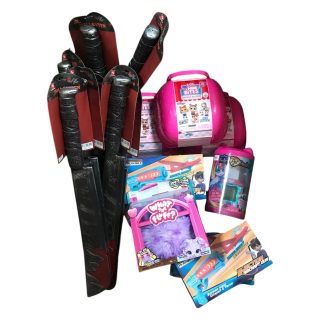 20 PZAS. APROX. JUGUETES DIVERSOS MARCAS DISTINTAS - 10 MACHETES HALLOWEEN.