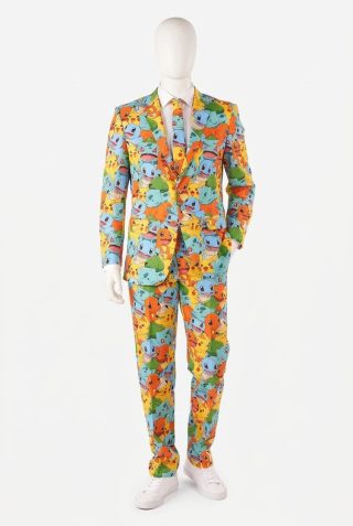 1 TRAJE DE COLECCIÓN COMPLETO DE POKEMÓN.