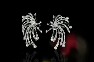 PENDIENTES DE COMETA - ANILLO DE COCTEL CON CRISTAL VERDE OLIVO - BRAZALETE RÍGIDO ESTILO BAMBÚ, JOYERÍA FINA DE BISUTERÍA DE ALTA RESISTENCIA Y DURABILIDAD.