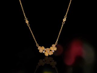 COLLAR DORADO CON DIJE FLORAL Y CRISTALES BRILLANTES - PENDIENTES CON DISEÑO FLORAL, JOYERÍA FINA DE BISUTERÍA DE ALTA RESISTENCIA Y DURABILIDAD.