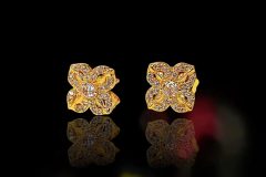 COLLAR DORADO CON DIJES DE MARIPOSAS -PENDIENTES DE BROQUEL CON DISEÑO FLORAL JOYERÍA FINA DE BISUTERÍA DE ALTA RESISTENCIA Y DURABILIDAD.