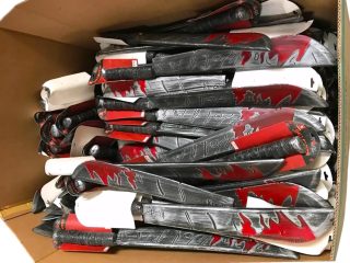 250 PZAS. APROX DE ACCESORIO PARA HALLOWEEN MACHETE.