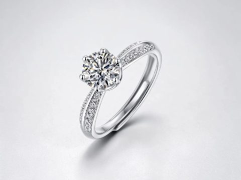 ANILLO CON PIEDRA EN FORMA DE FLOR PLATA 925 MOISSANITA. 2.92 gr.