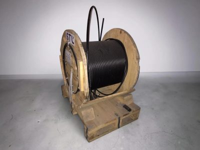 2 BOBINAS DE FIBRA ÓPTICA.