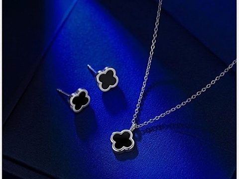 COLLAR CON DIJE DE TRÉBOL - PENDIENTES DE TRÉBOL. PLATA 925 MOISSANITA. 3.48 gr.