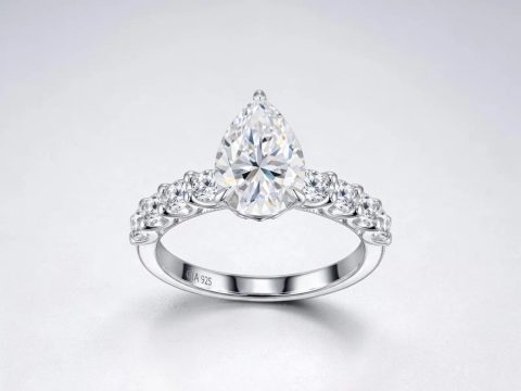 ANILLO DE PLATA 925 CON PIEDRA EN FORMA DE GOTA MOISSANITA. 2.87 gr.