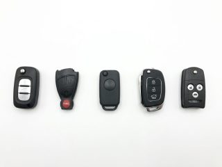 31 PZAS. CARCASAS DIVERSAS PARA LLAVES AUTOMOTRICES.