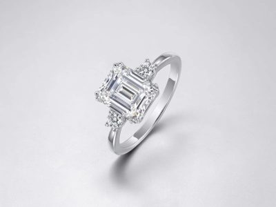 ANILLO DE PLATA CON GEMA CENTRAL PLATA 925 MOISSANITA. 3.65 gr.