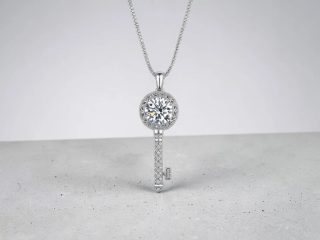 COLLAR CON DIJE DE LLAVE PLATA 925 MOISSANITA. 3.35 gr.