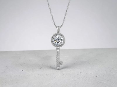 COLLAR CON DIJE DE LLAVE PLATA 925 MOISSANITA. 3.35 gr.