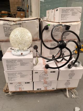 APROX. 22 PZAS. LUMINARIA  M3 - 5 PZAS. LUMINARIA H-6 MARCA LAITING.