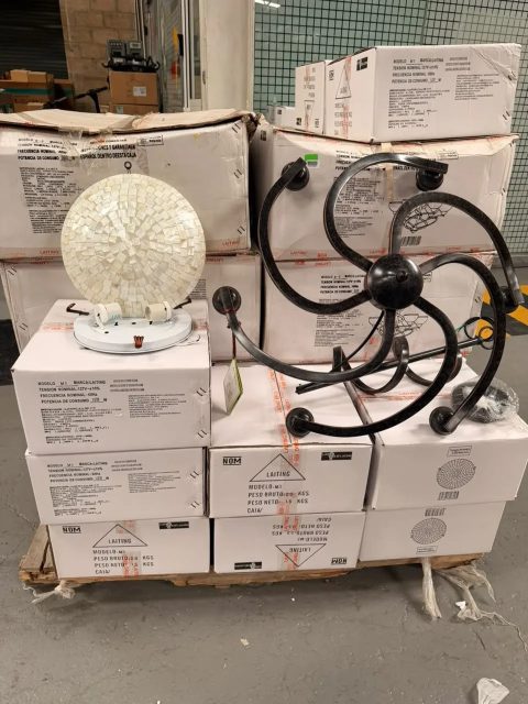APROX. 22 PZAS. LUMINARIA  M3 - 5 PZAS. LUMINARIA H-6 MARCA LAITING.