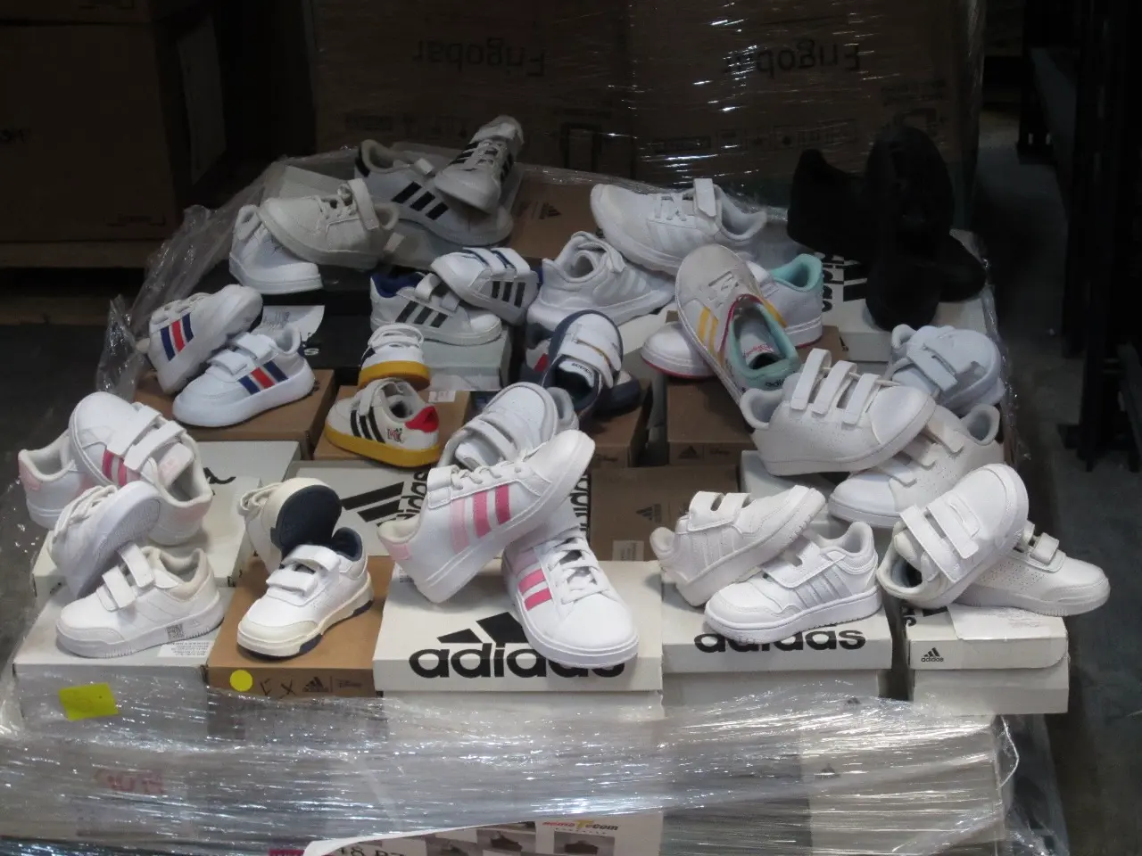 48 PARES DE TENIS DIVERSOS