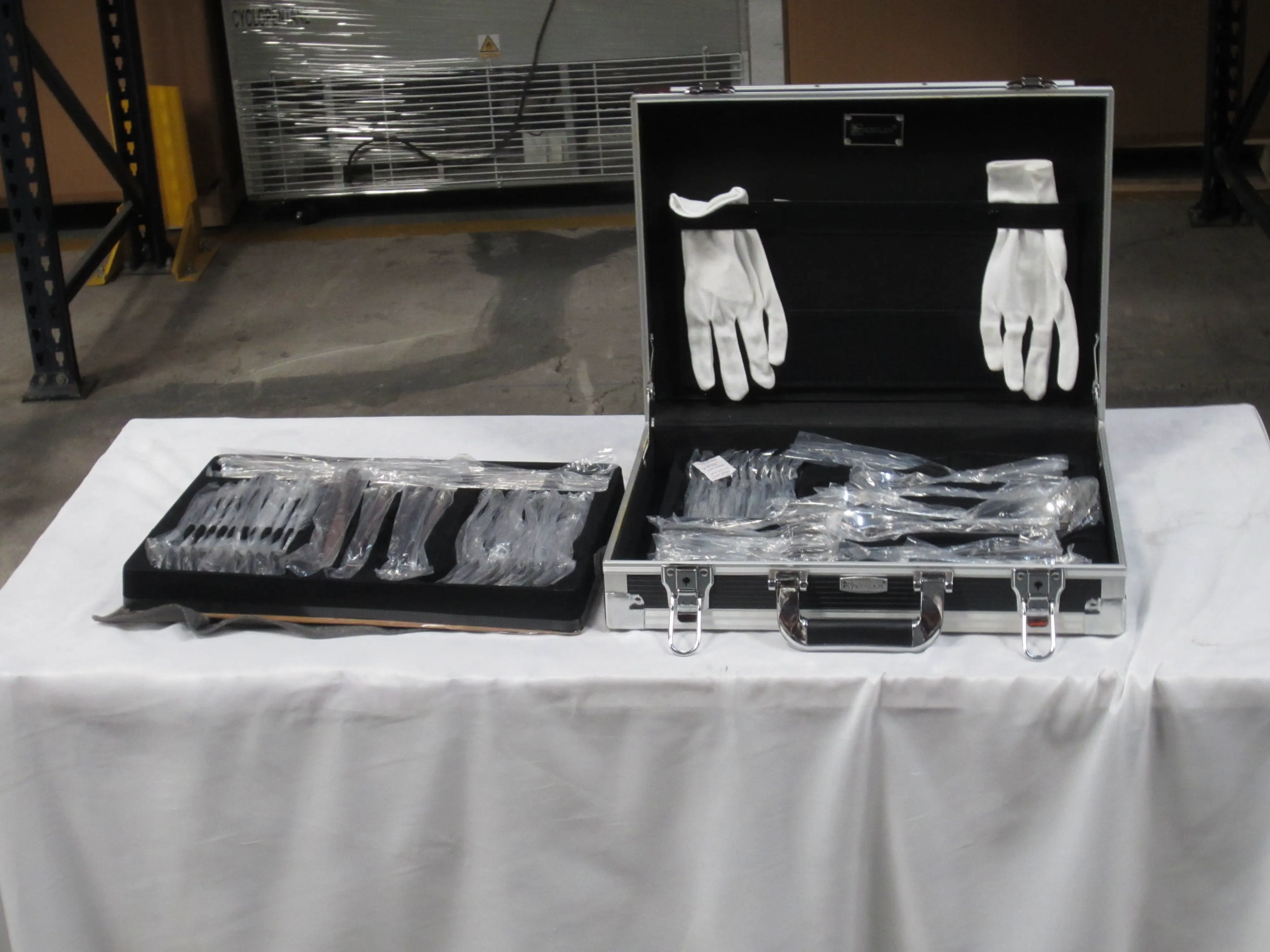 20 SETS DE CUBIERTOS CON 75 PIEZAS DIVERSAS DE ACERO INOXIDABLE EN PORTAFOLIO DE ALUMINIO