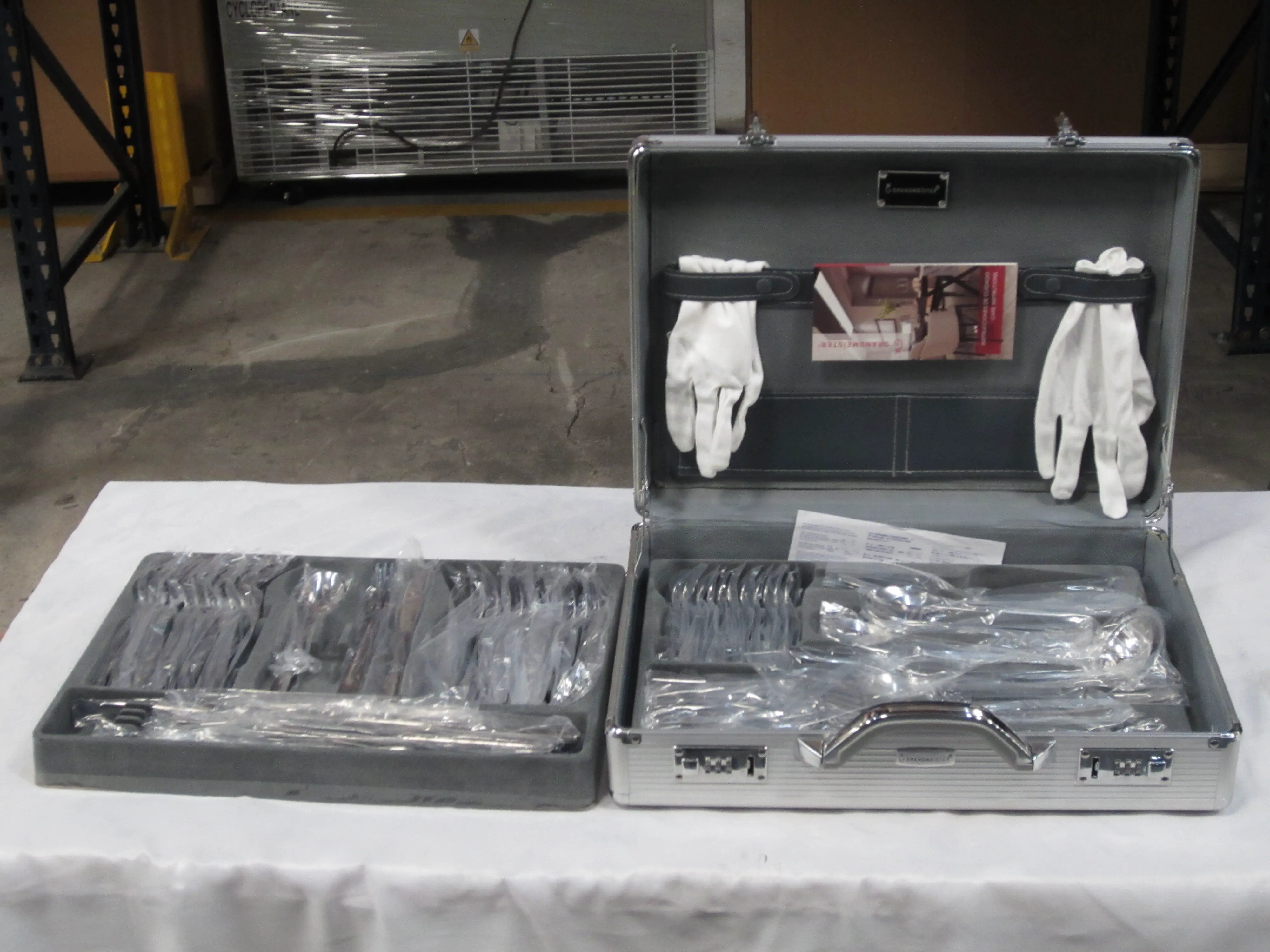 20 SETS DE CUBIERTOS CON 75 PIEZAS DIVERSAS DE ACERO INOXIDABLE EN PORTAFOLIO DE ALUMINIO