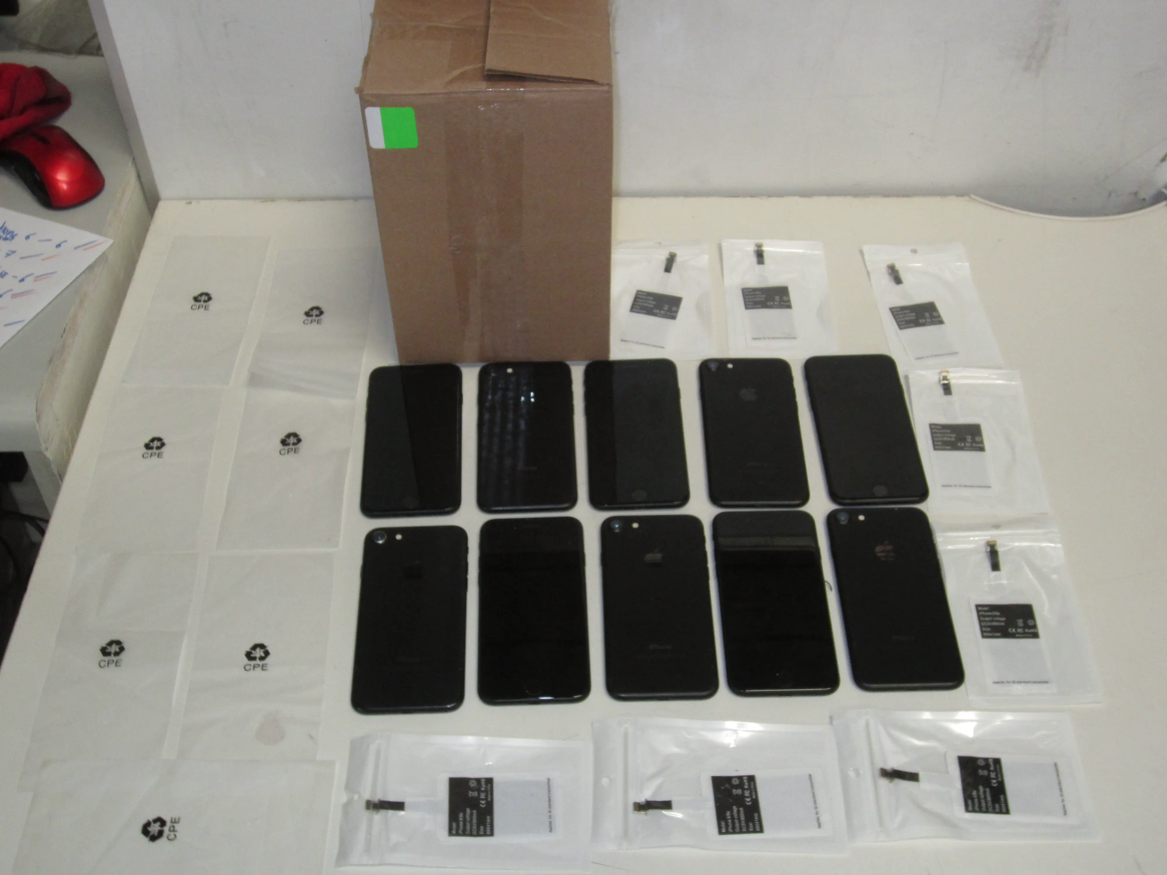 10 PIEZAS CELULARES iPHONE 7 Y 10 CARGADORES INALÁMBRICOS TIPO PAD