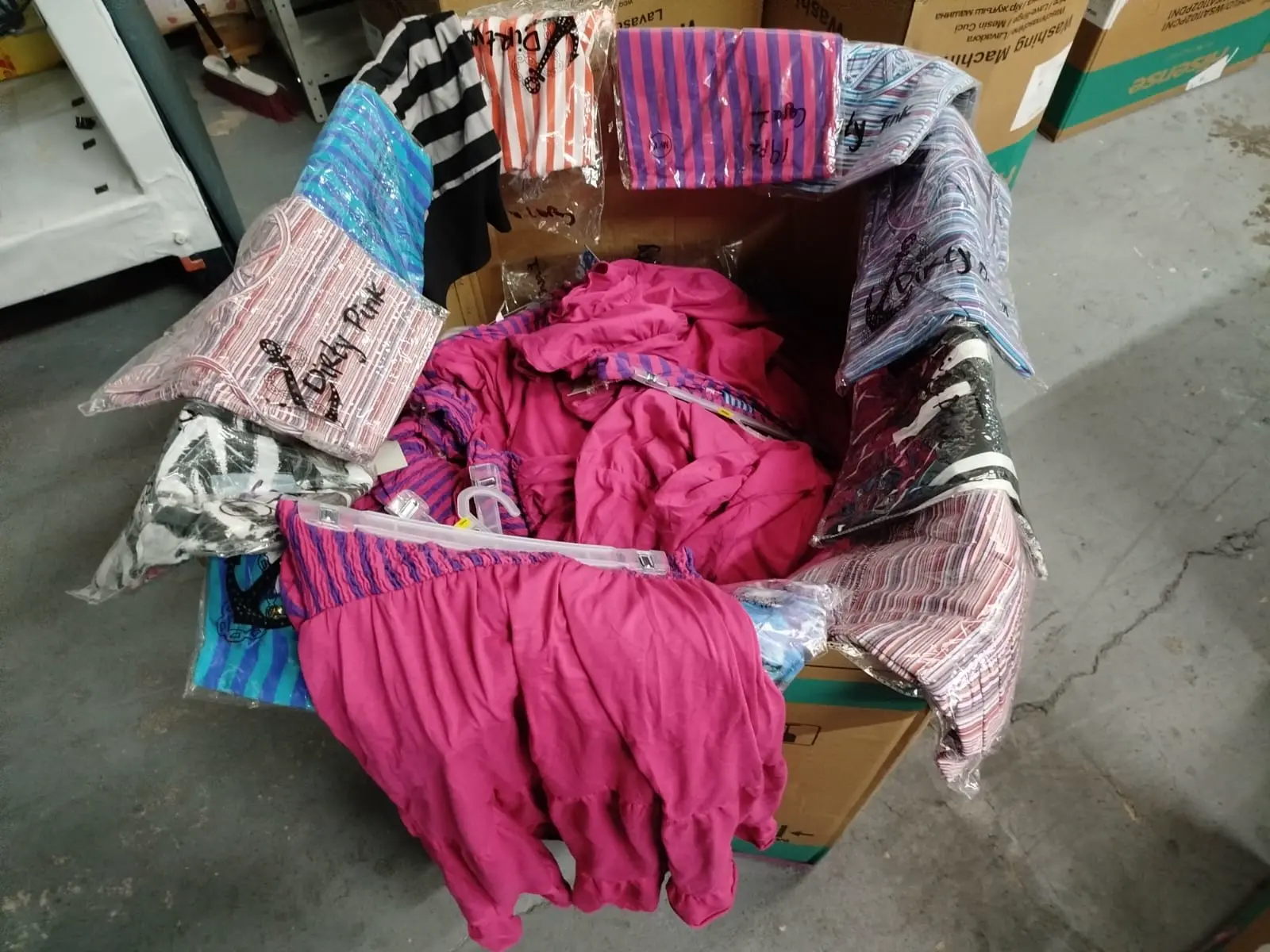 200 PZAS VESTIDOS DIVERSOS EN DIFERENTES ESTILOS Y COLORES