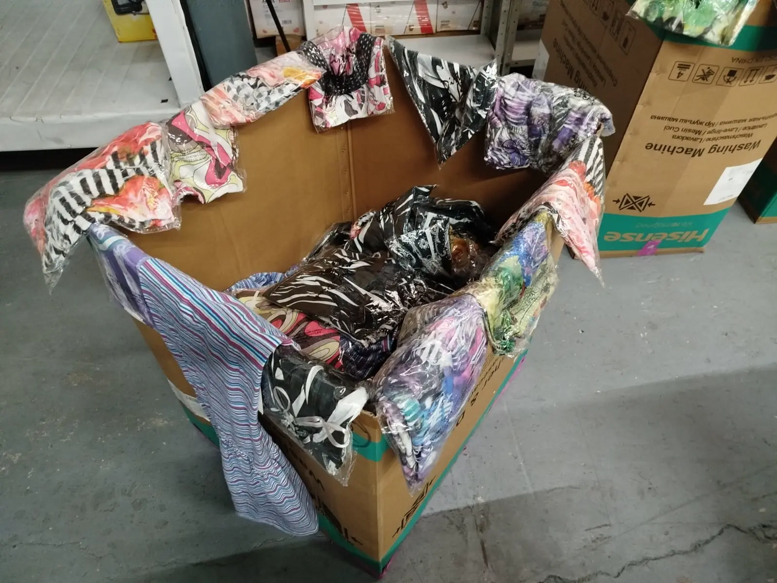 200 PZAS VESTIDOS DIVERSOS EN DIFERENTES ESTILOS Y COLORES