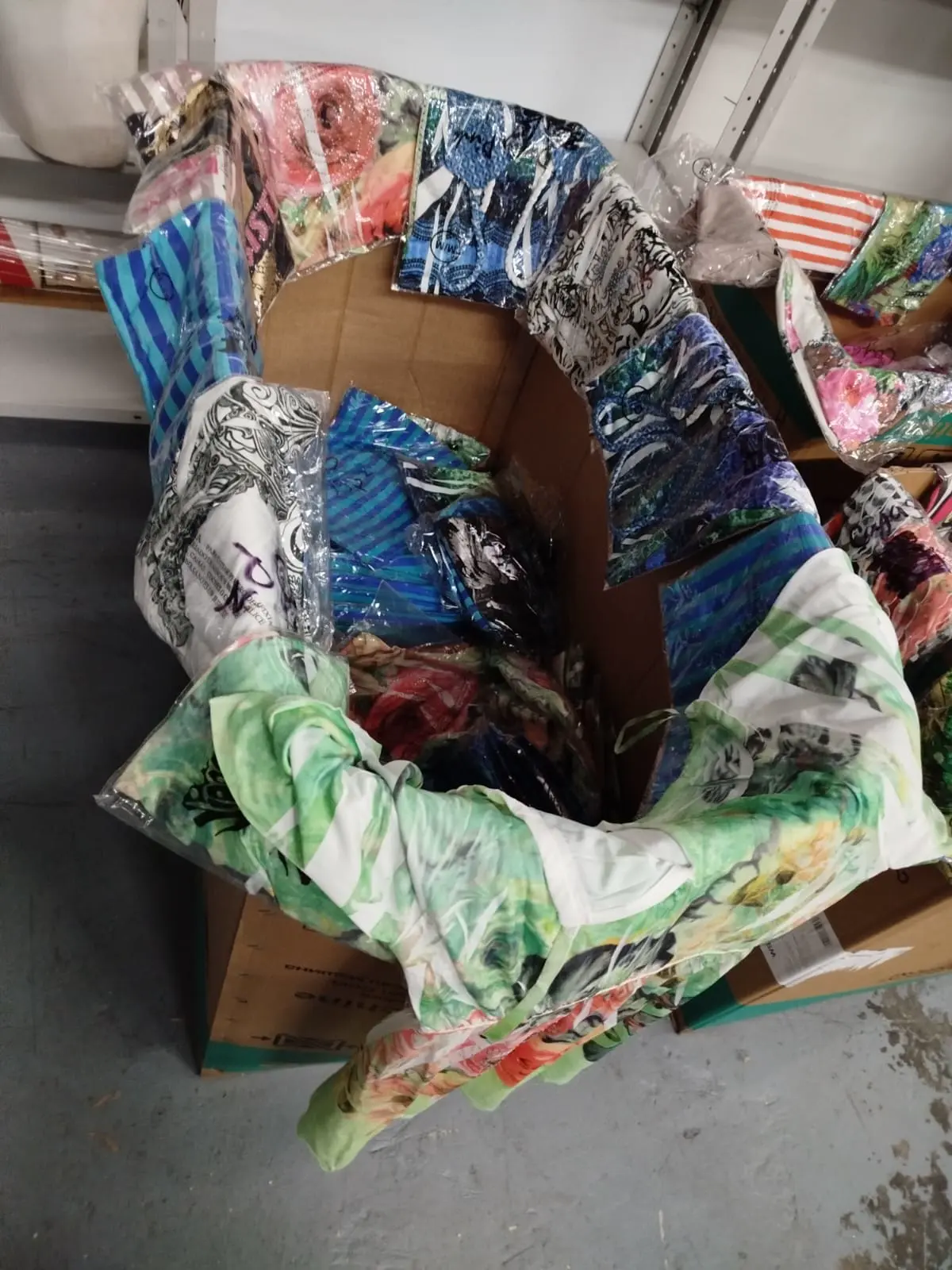 200 PZAS VESTIDOS DIVERSOS EN DIFERENTES ESTILOS Y COLORES