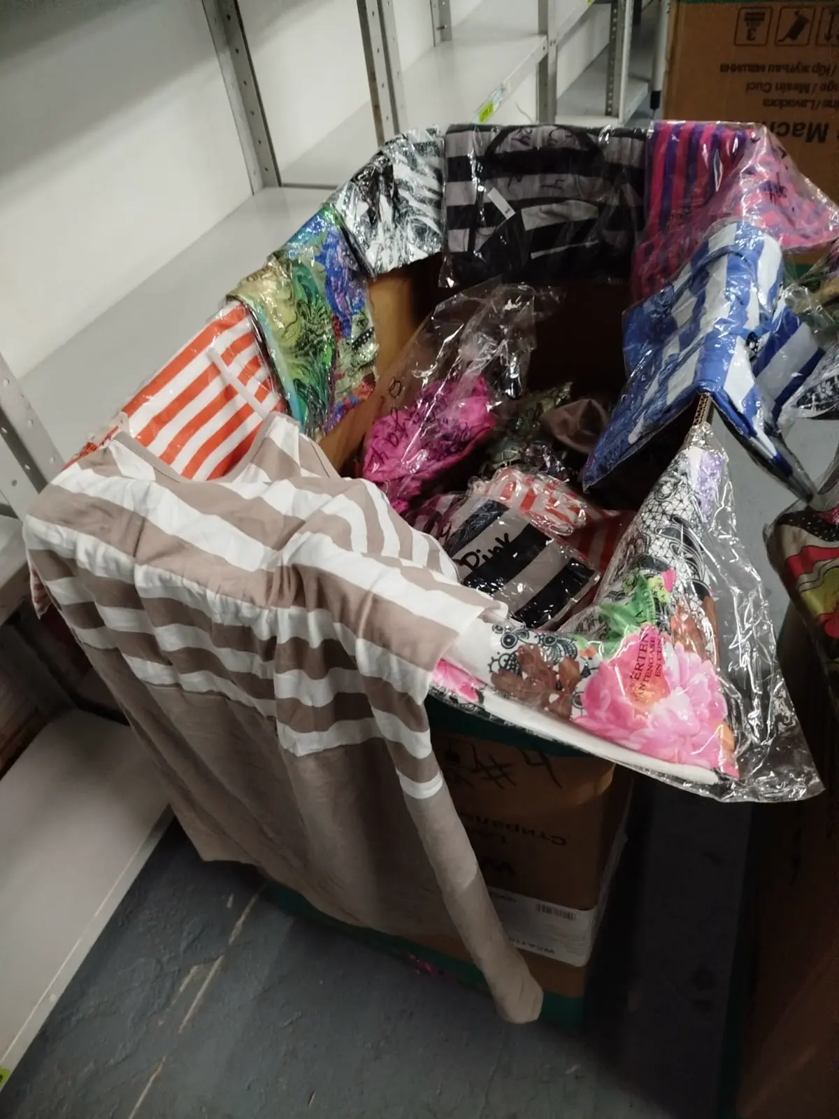 200 PZAS VESTIDOS DIVERSOS EN DIFERENTES ESTILOS Y COLORES