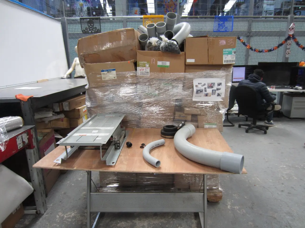 2,232 PZAS APROX MATERIALES ELÉCTRICOS