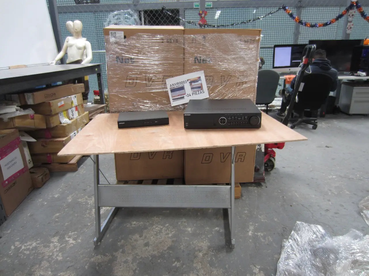 24 PZAS APROX MATERIALES ELÉCTRICOS