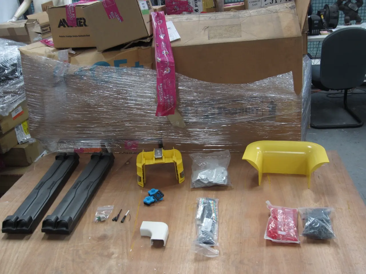 2,681 PZAS APROX MATERIALES ELÉCTRICOS