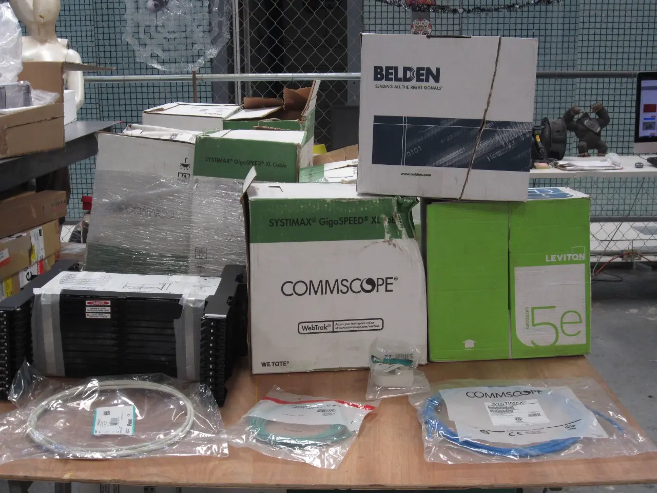 827 PZAS APROX MATERIALES ELÉCTRICOS