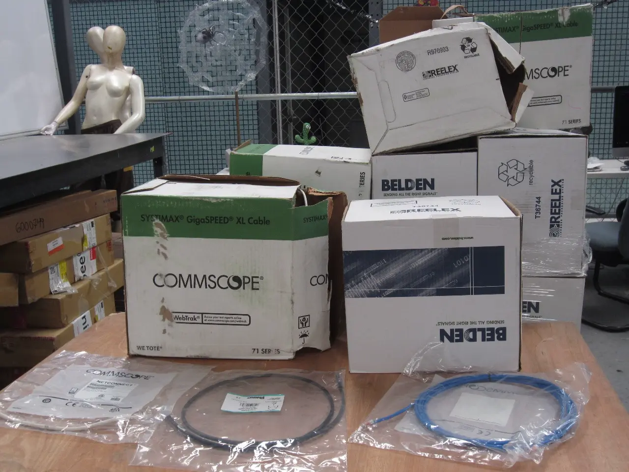 821 PZAS APROX MATERIALES ELÉCTRICOS