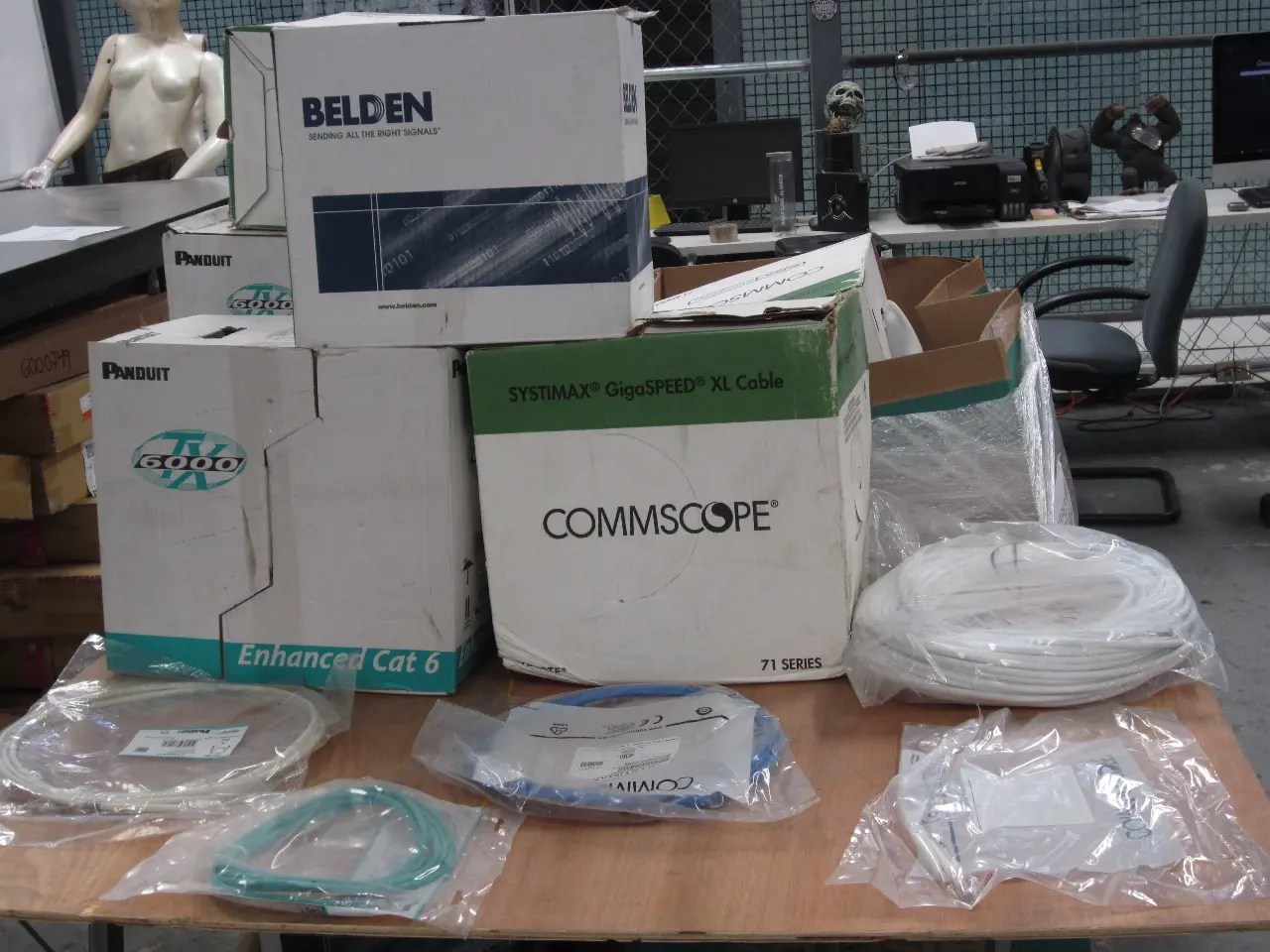 819 PZAS APROX MATERIALES ELÉCTRICOS