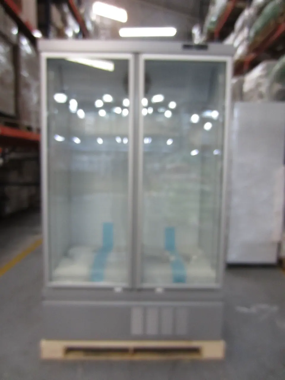 1 CONGELADOR VERTICAL