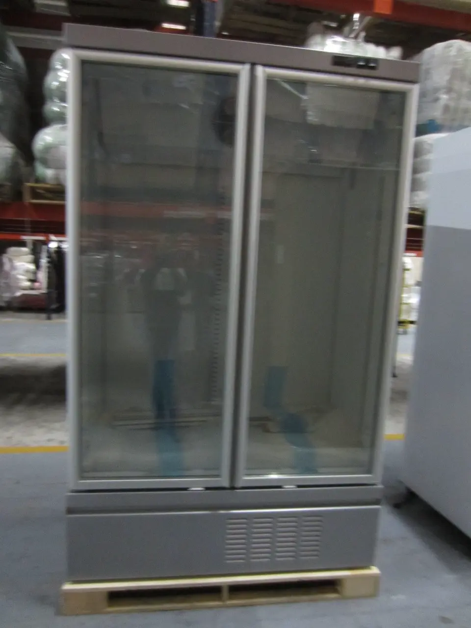 1 CONGELADOR VERTICAL