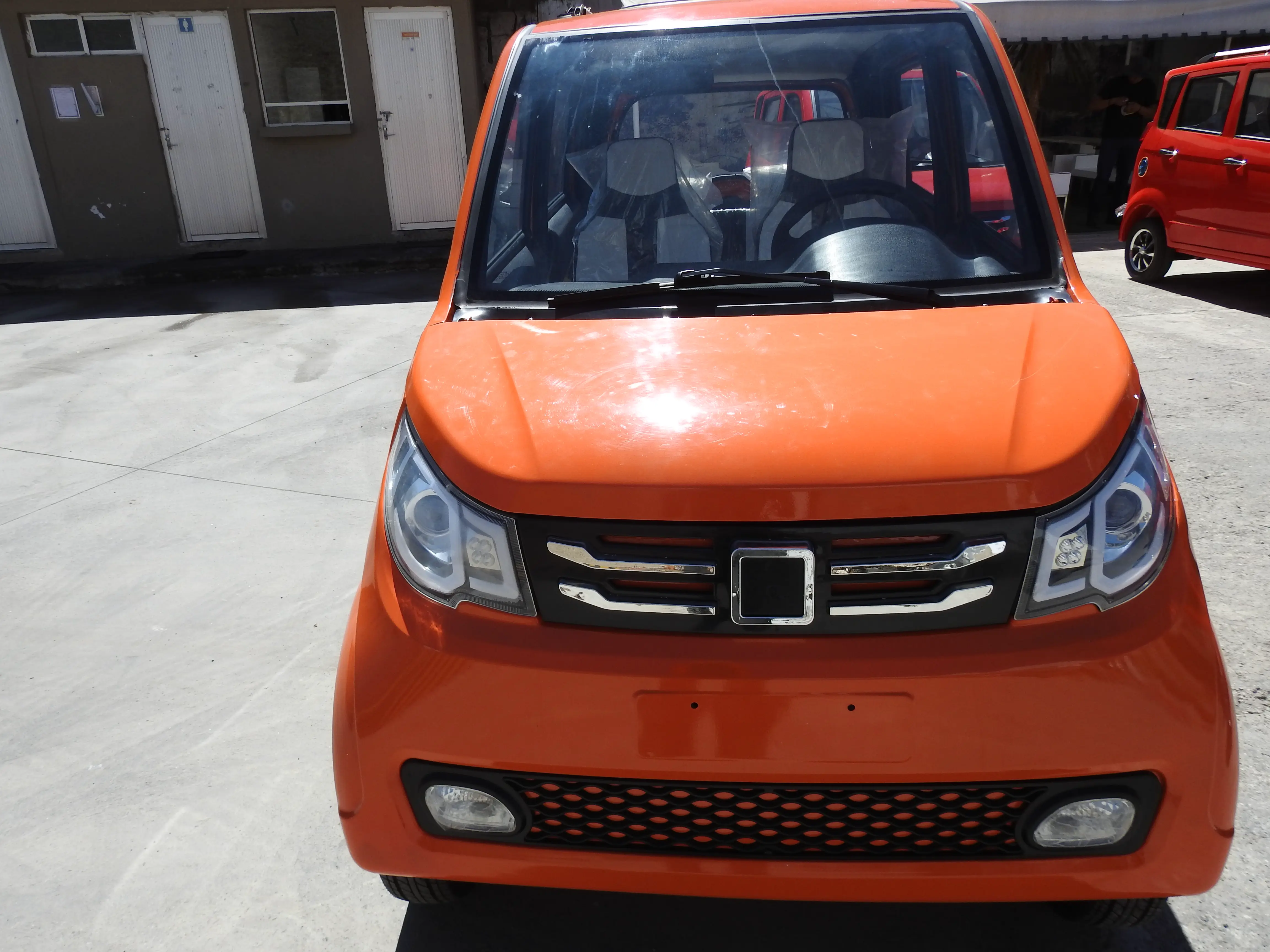 VEHÍCULO ELÉCTRICO NARANJA