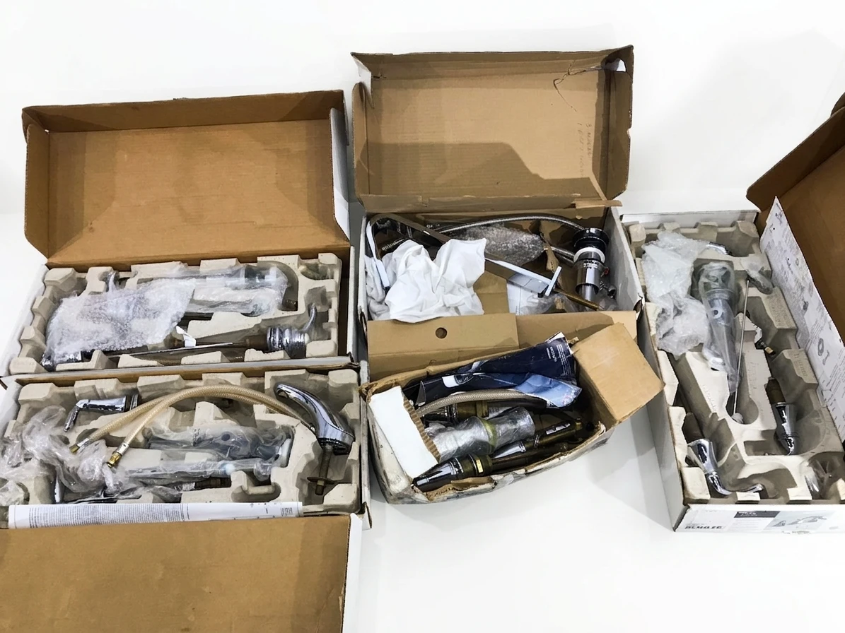 15 PZAS APROX DE ACABADOS Y ACCESORIOS DE BAÑO